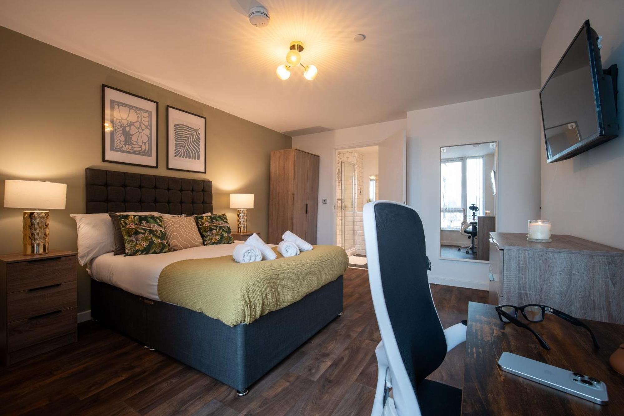 Cosy 2 Bedroom New Build In Digbeth, Centre - En-suite & Free Street Parking - Smart Tv's On Each Bedroom - By Maevela * Birmingham