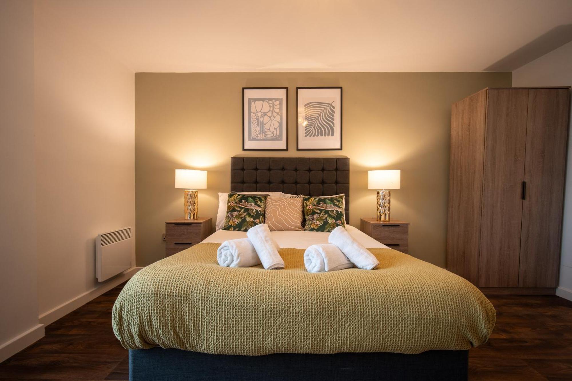 Cosy 2 Bedroom New Build In Digbeth, Centre - En-suite & Free Street Parking - Smart Tv's On Each Bedroom - By Maevela * Birmingham