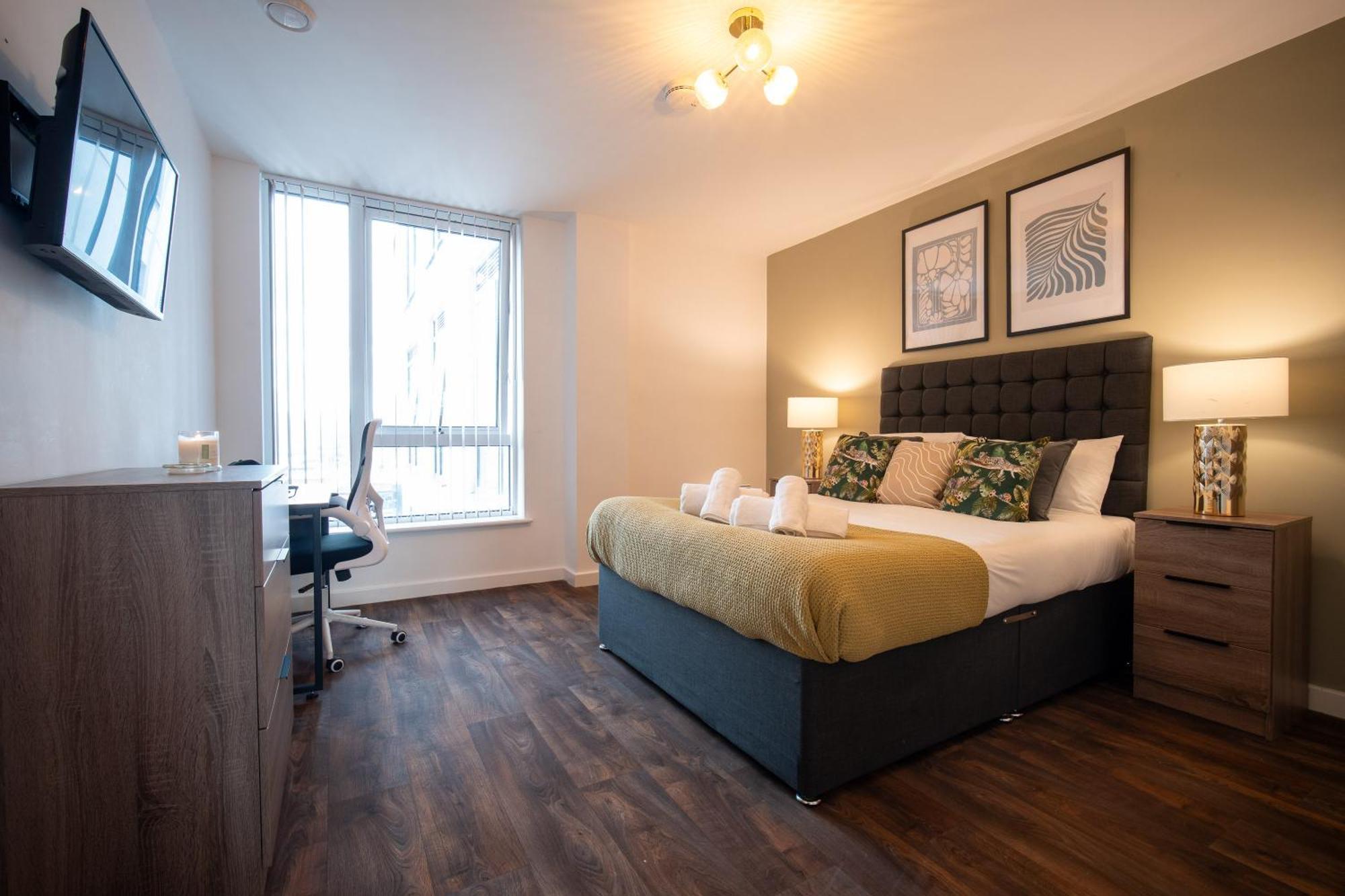 Cosy 2 Bedroom New Build In Digbeth, Centre - En-suite & Free Street Parking - Smart Tv's On Each Bedroom - By Maevela * Birmingham